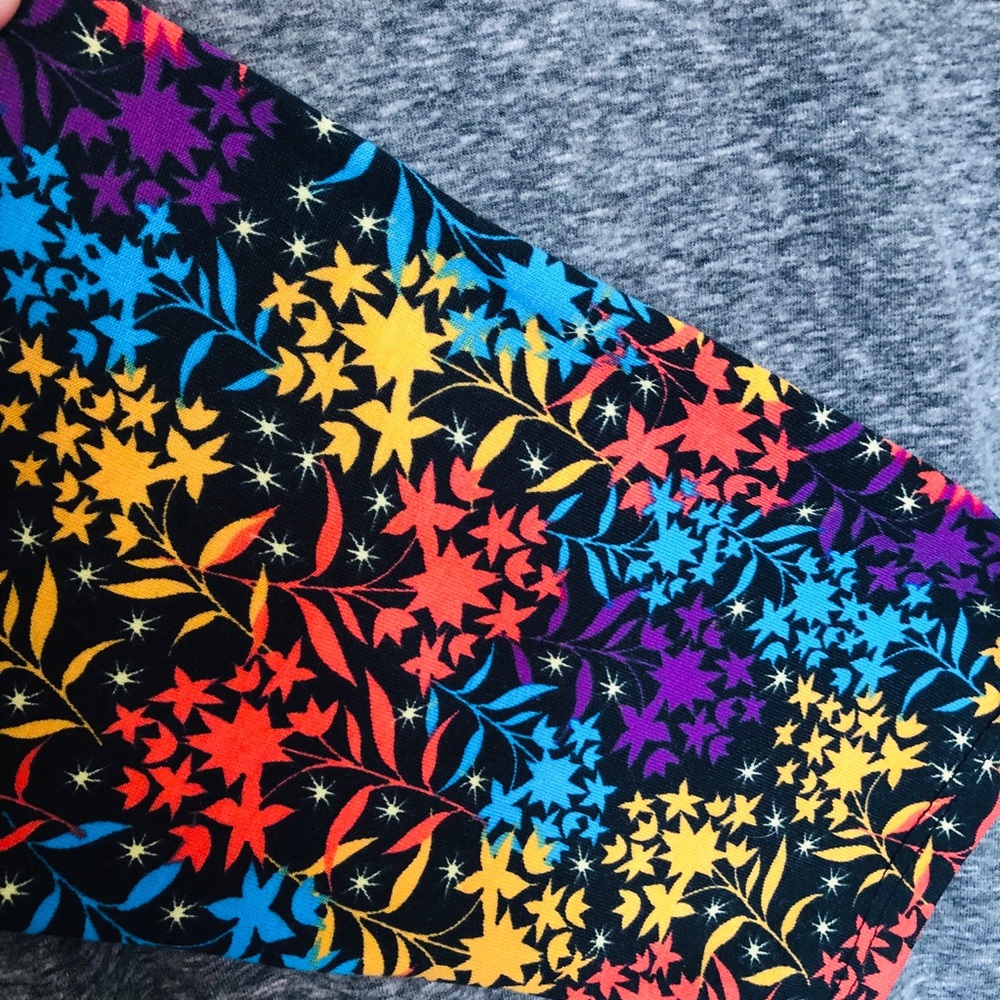 Lularoe BNWOT Randy Tee - Picture 2 of 3